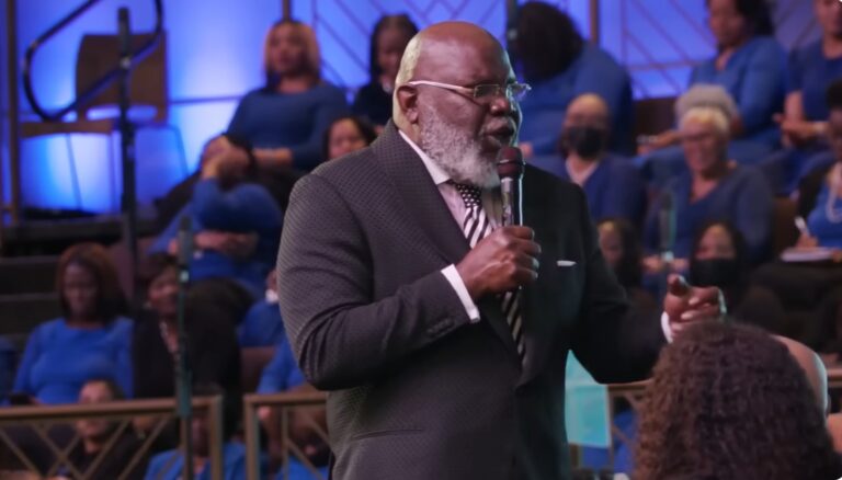 TD Jakes suffers ‘slight health incident’ during Sunday sermon