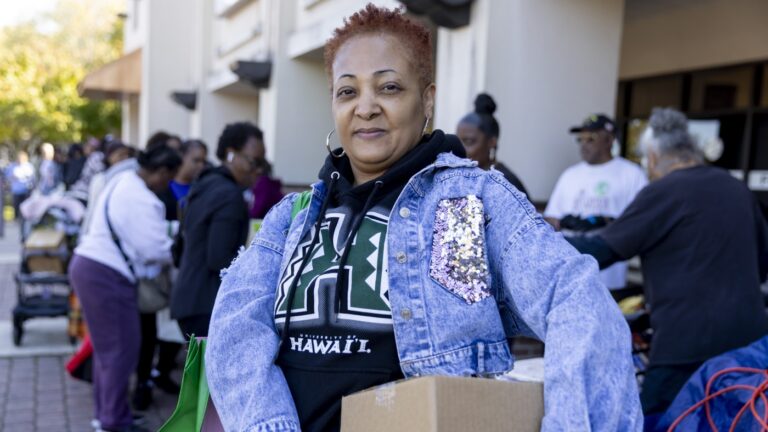 Federal workers miss first full paycheck since shutdown began : NPR