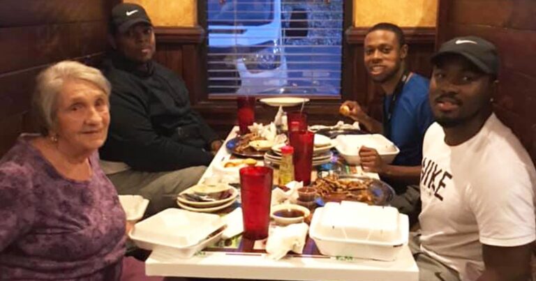 Teenagers' Kind Gesture to Elderly Woman Goes Viral at Alabama BBQ.jpg