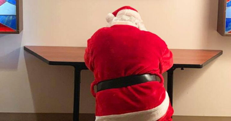 Santa's Heartfelt Visit: A Powerful Moment of Prayer at Texas Hospital.jpg