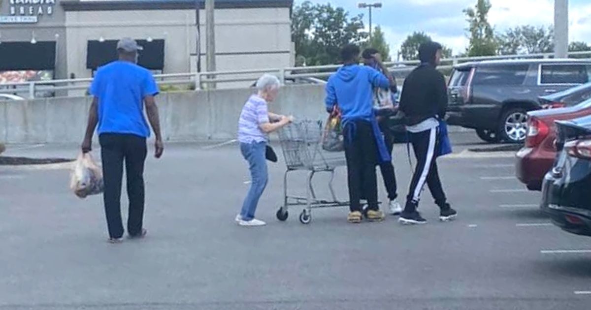 Young Kroger Employees Show Heartwarming Act of Kindness to Elderly Woman.jpg