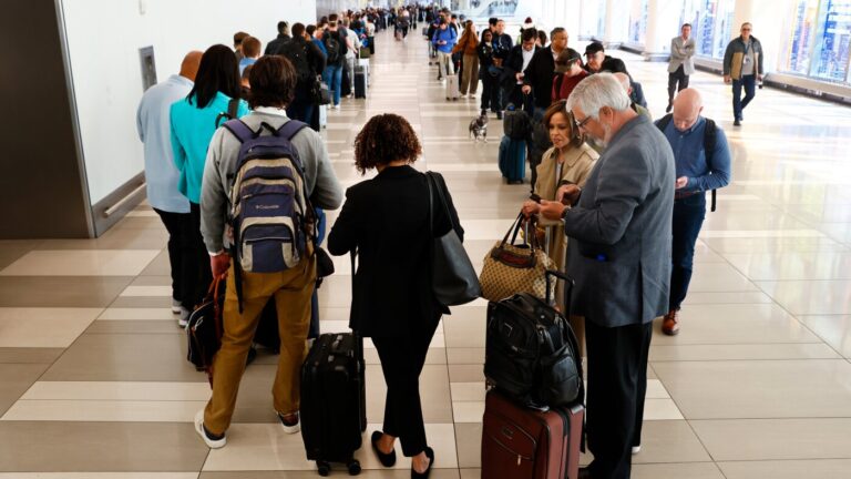 Trump says he'll sign order to pay TSA agents as Congress struggles to reach funding deal : NPR