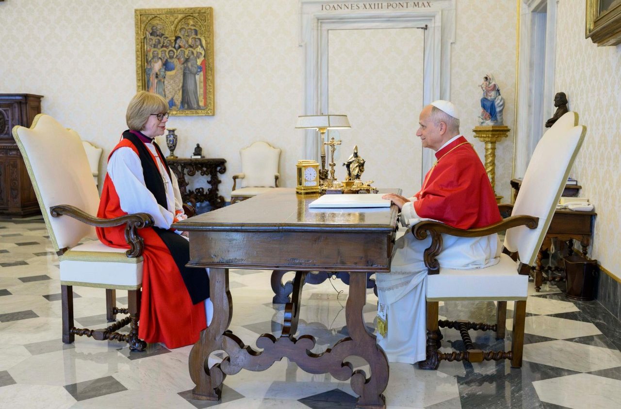 Sarah Mullally prays with Pope Leo XIV