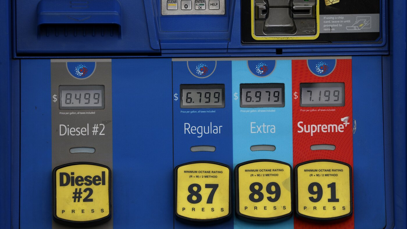 Trump wants to suspend the federal gas tax as prices soar amid war with Iran : NPR