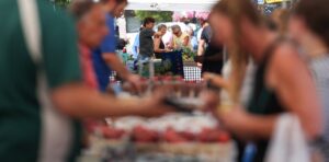 Who shops at farmers markets in the US - New Social Gospel Who shops at farmers markets in the US?