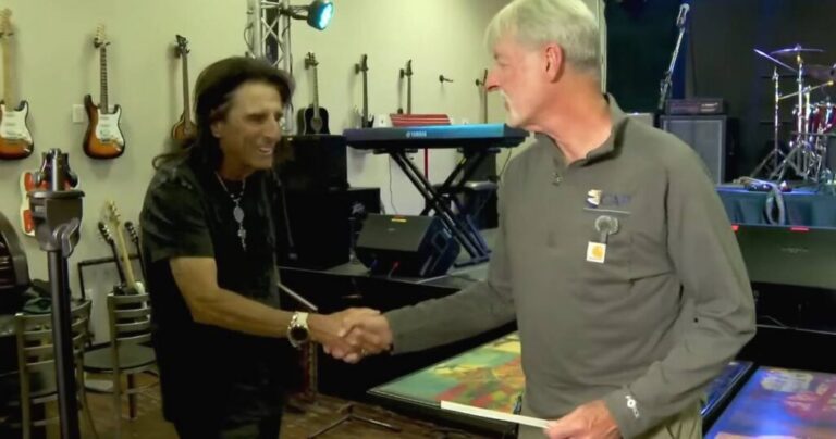 Good Samaritan Returns Alice Cooper's Lost Credit Card to Music Legend.jpg