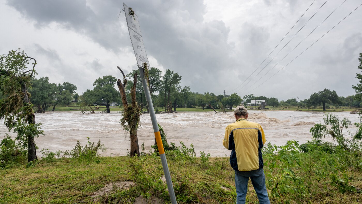 Flood sirens blare in Texas as rivers reach perilous heights : NPR
