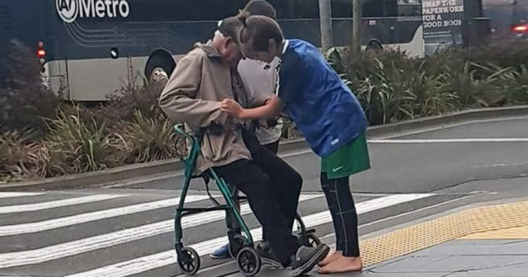 Teenagers in Auckland Show Remarkable Kindness to Elderly Man in Need.jpg