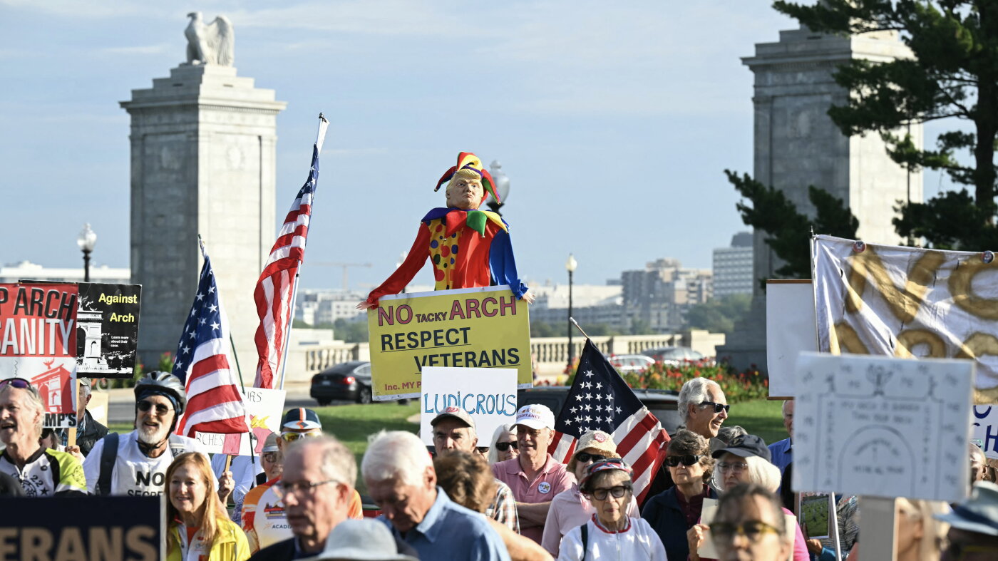 Veterans, Democrats protest Trump's arch as midterms near : NPR